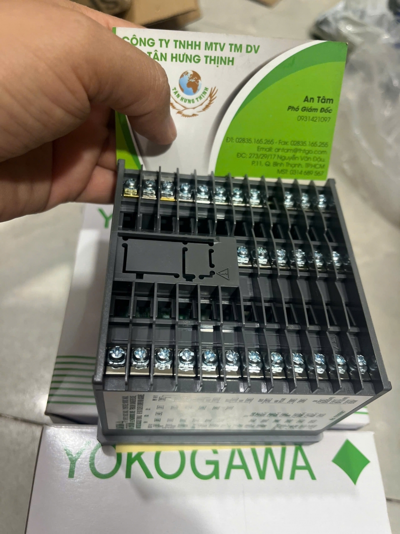 YOKOGAWA CONTROLLER UT35A